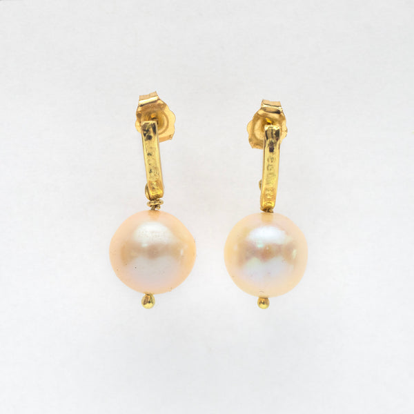 Round pearl textured bar earrings - 18K gold