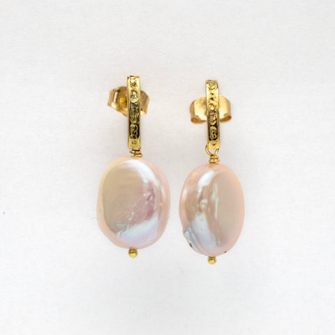 Baroque pearl textured bar earrings - 18K gold