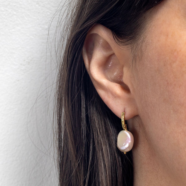 Baroque pearl textured bar earrings - 18K gold