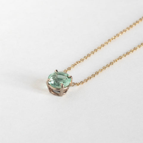 Round pale emerald necklace in 18 gold