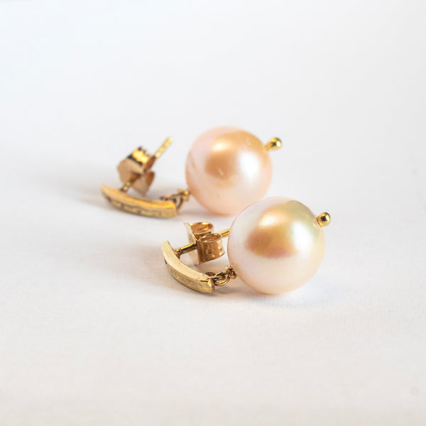 Round pearl textured bar earrings - 18K gold