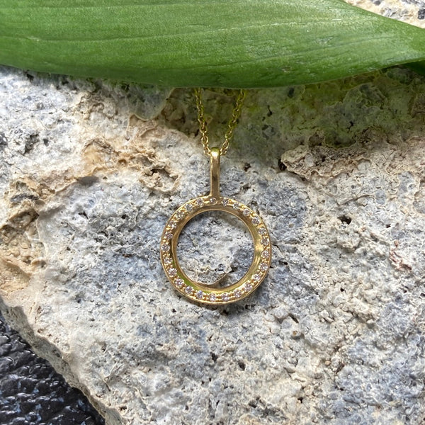 Small diamond circle pendant - 18k gold