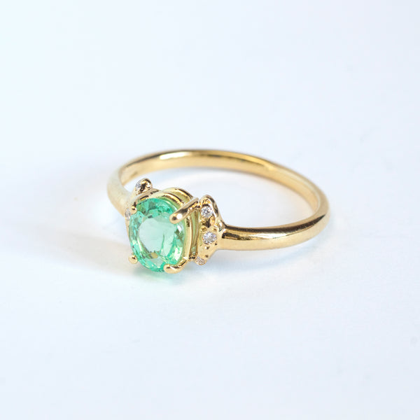 Pale emerald ring with diamonds - 18k gold